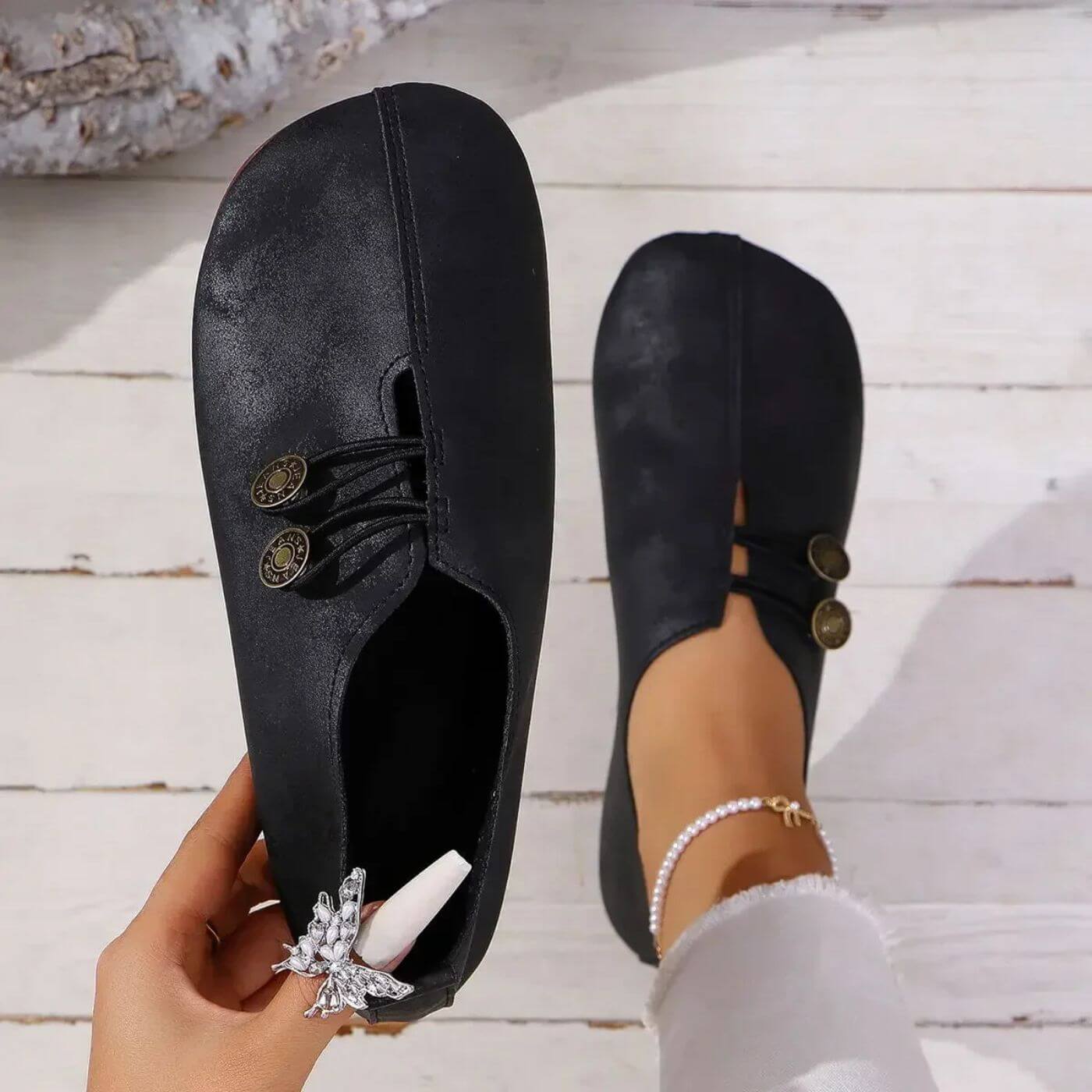 Eleganta ballerinas med dekorativa knappar