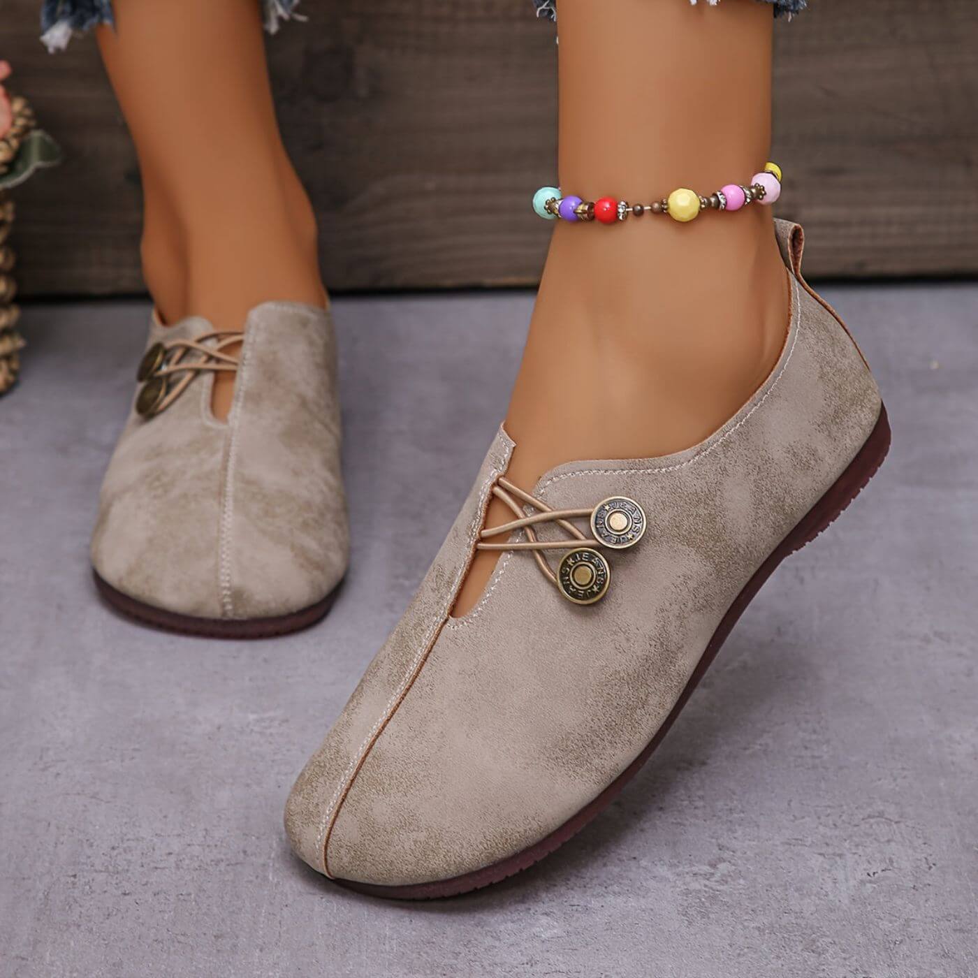 Eleganta ballerinas med dekorativa knappar