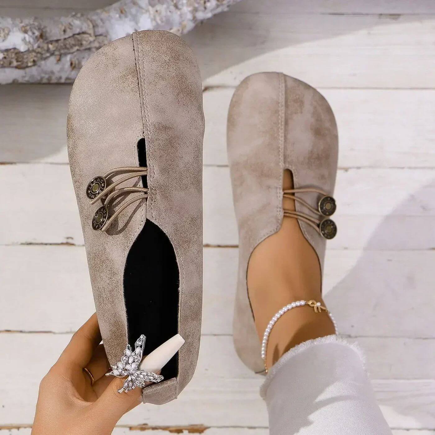 Eleganta ballerinas med dekorativa knappar