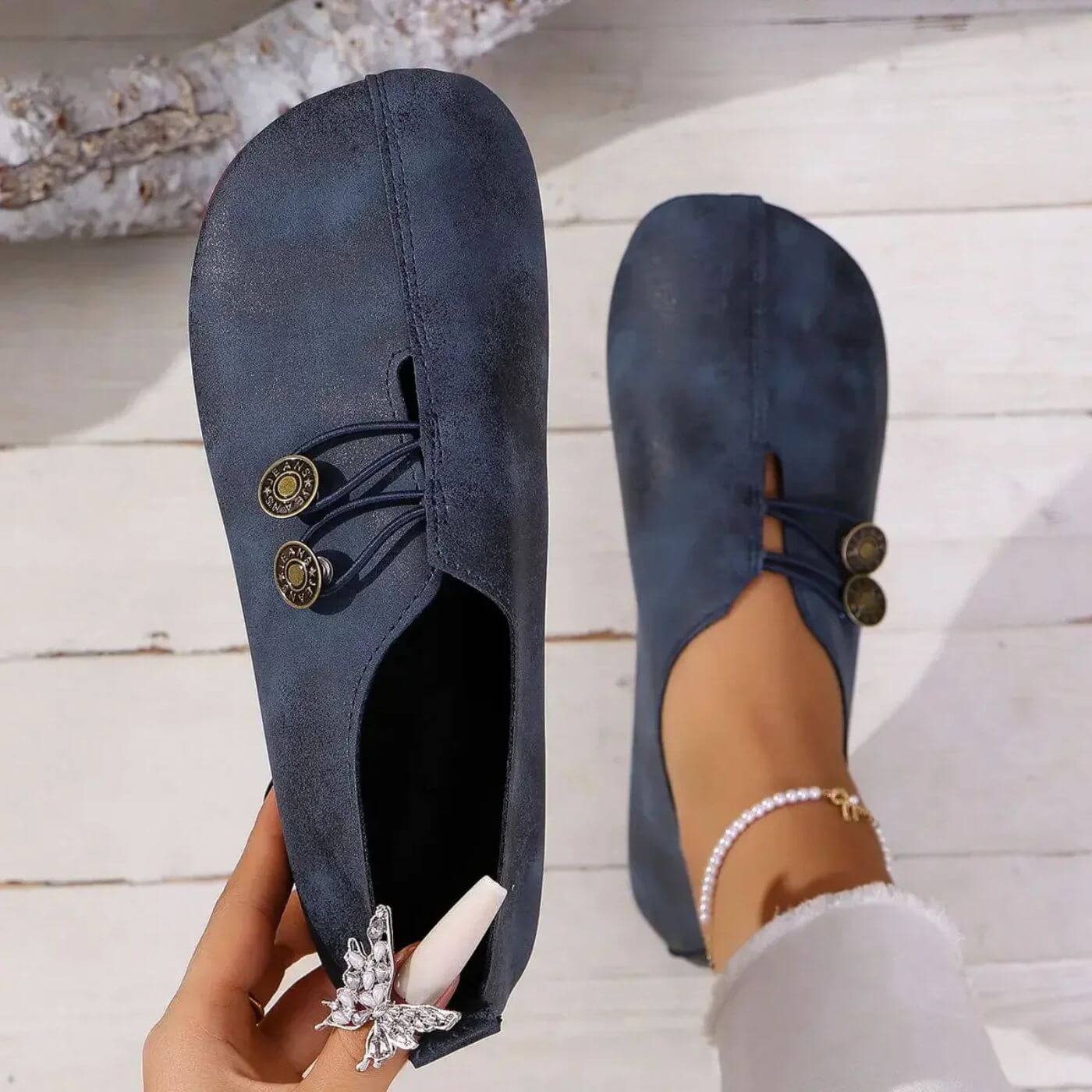 Eleganta ballerinas med dekorativa knappar
