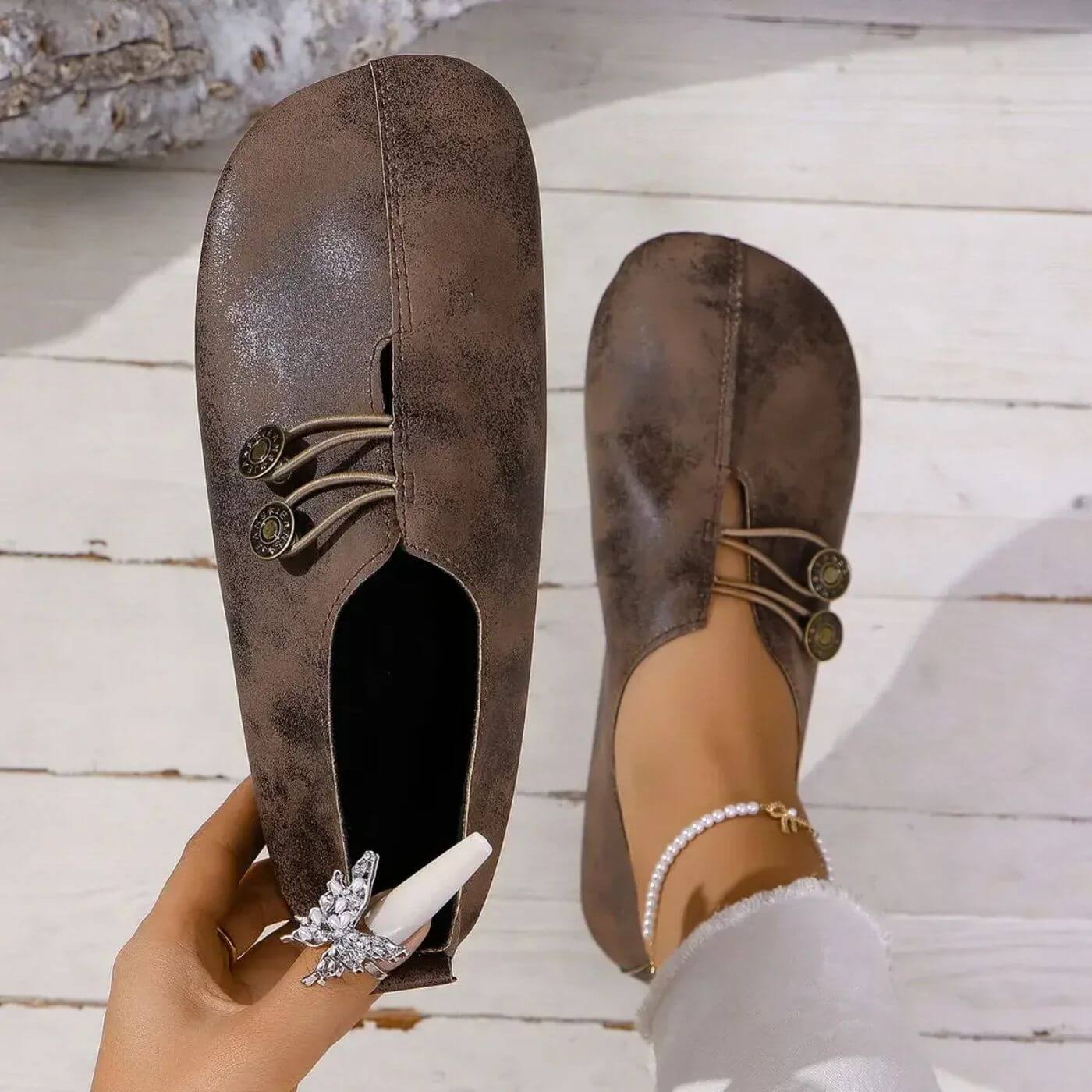 Eleganta ballerinas med dekorativa knappar