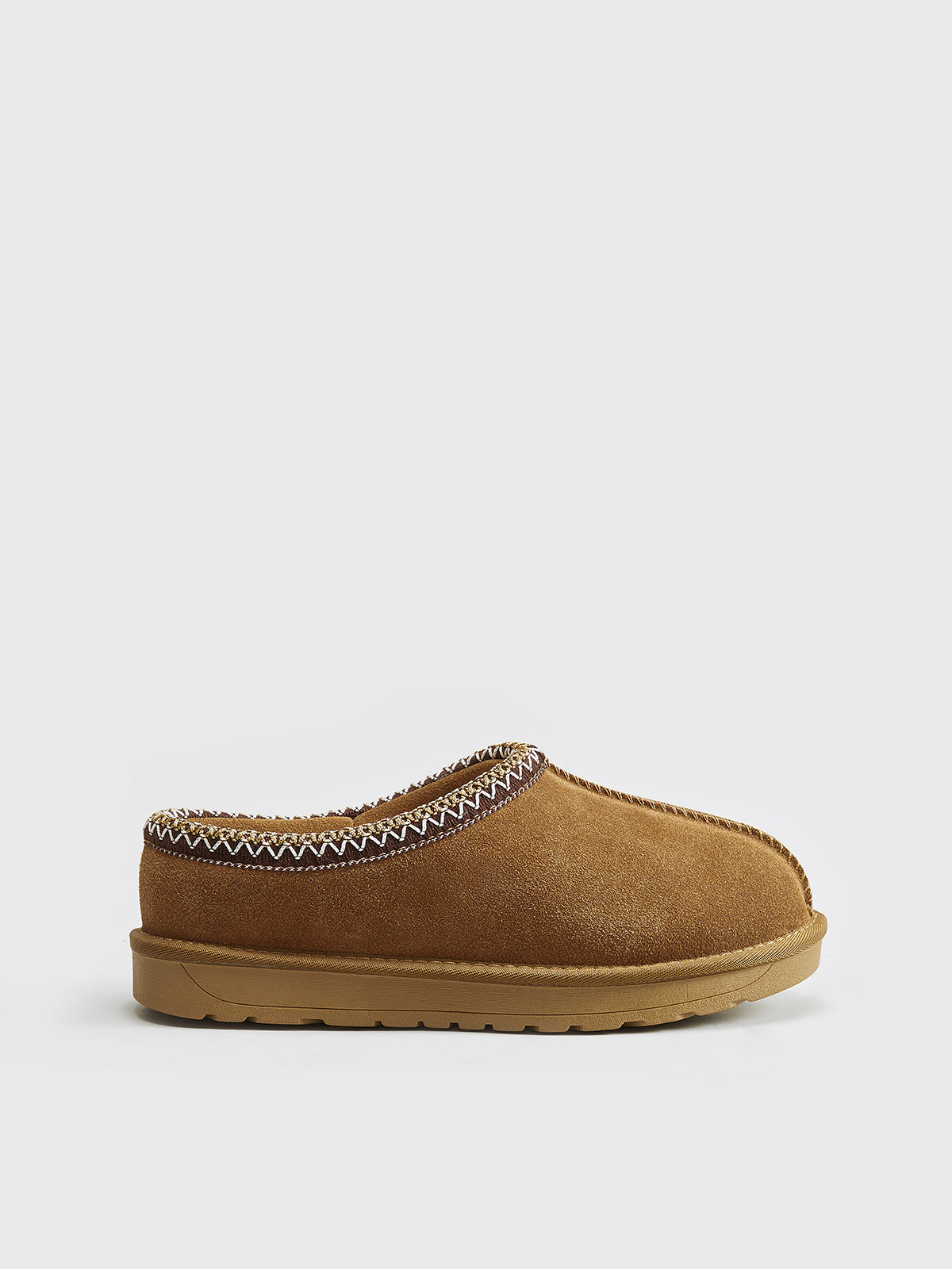 Produktfoto av bruna slip-on tofflor med mjuk fyllning, sidovy.