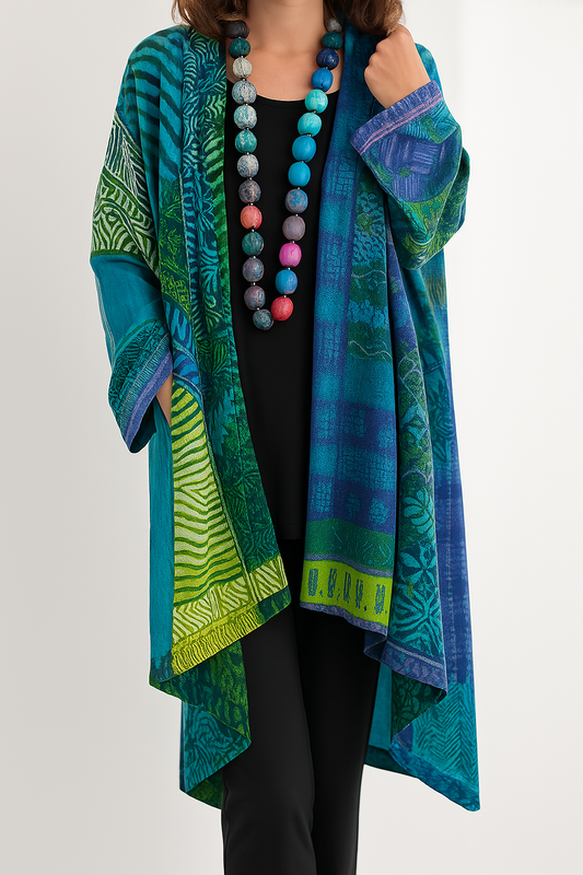 Färgstark kimono med konstnärligt mönster