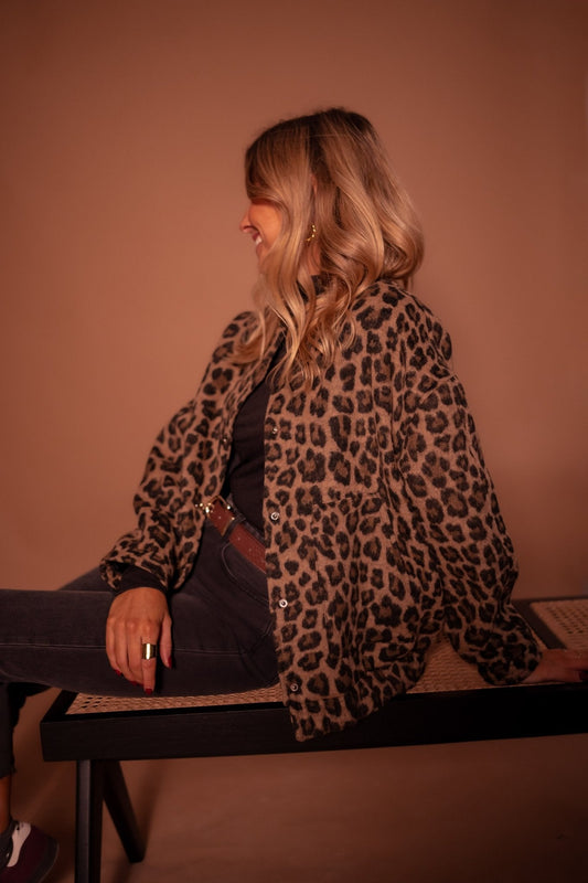 Tigerprint jack med stiliga detaljer