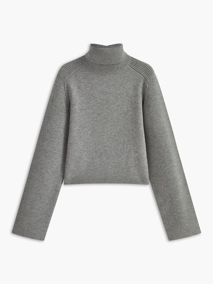 Baksida av minimalistisk turtleneck i grå med hög krage, polyesterblandningstyg.