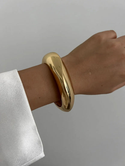 Modellen bär armband 2 av setet i guld.