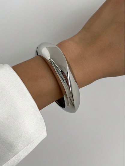 Modellen bär armband 2 av setet i silver.