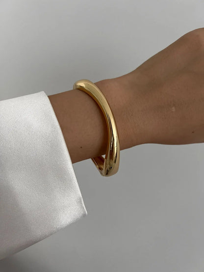 Modellen bär armband 3 av setet i guld.