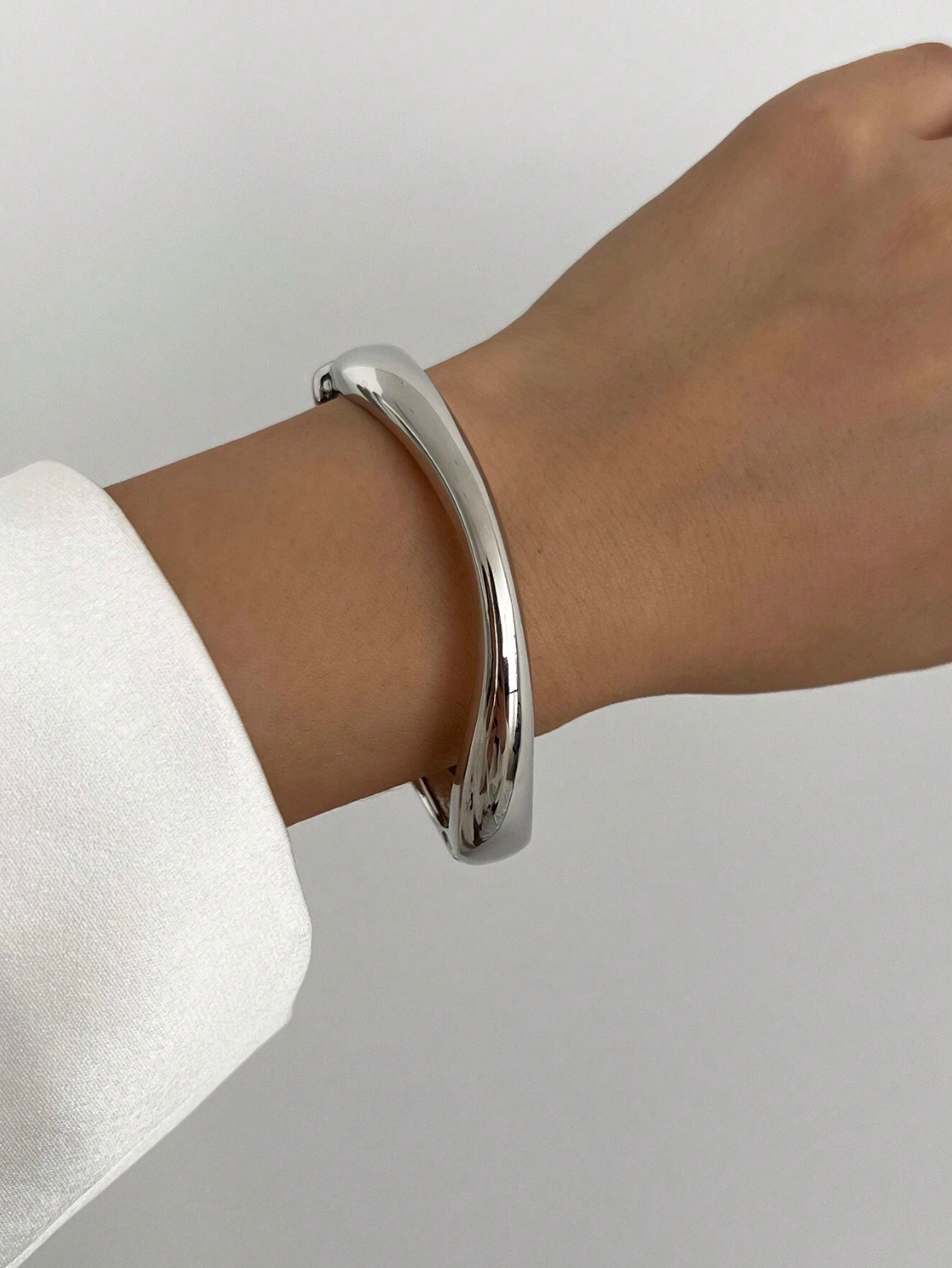 Modellen bär armband 3 av setet i silver.