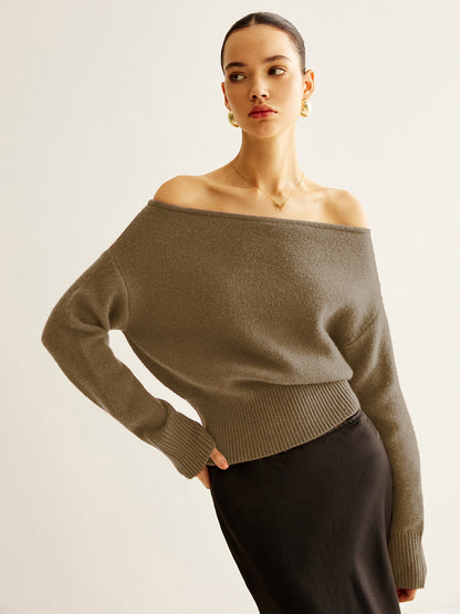 Modellen bär en brun off shoulder tröja för kvinnor.