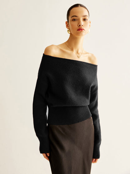 Modellen bär en svart off shoulder tröja för kvinnor.