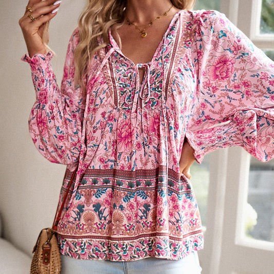Blommig blus med boho-detaljer
