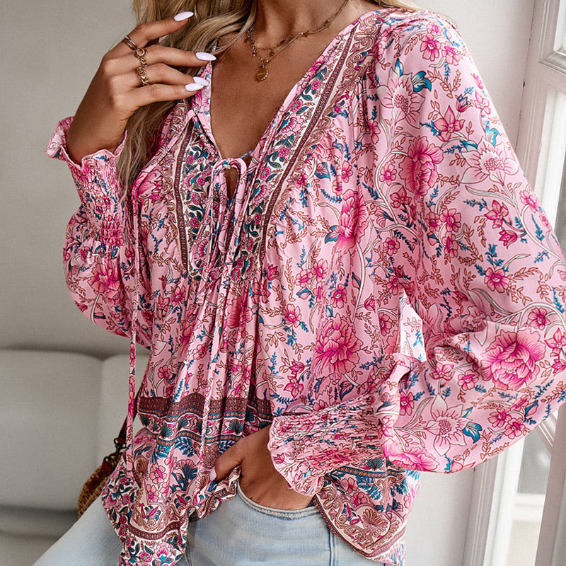 Blommig blus med boho-detaljer