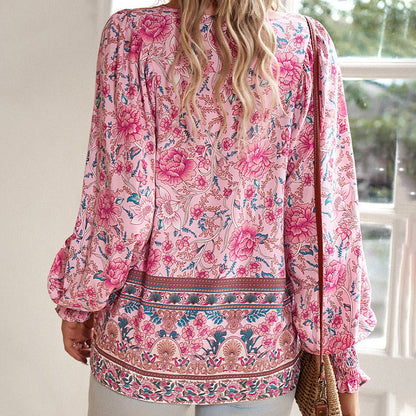 Blommig blus med boho-detaljer
