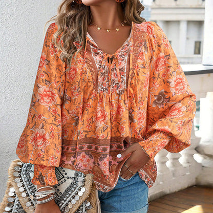 Blommig blus med boho-detaljer