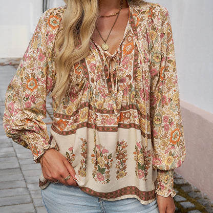 Blommig blus med boho-detaljer
