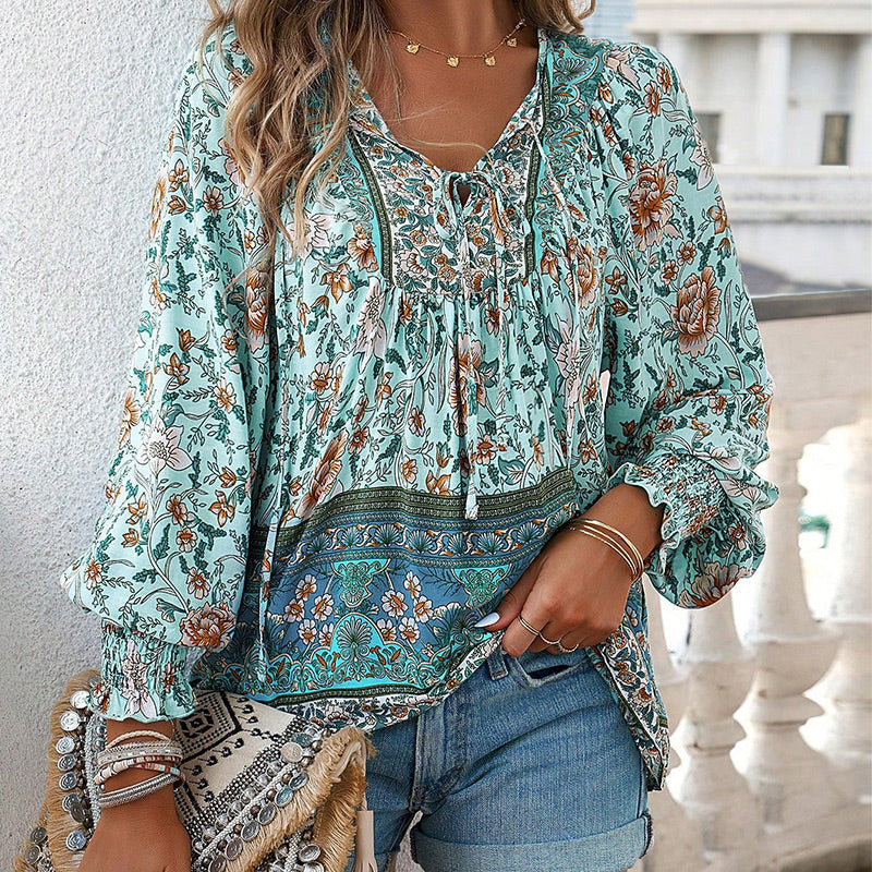 Blommig blus med boho-detaljer