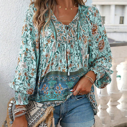 Blommig blus med boho-detaljer