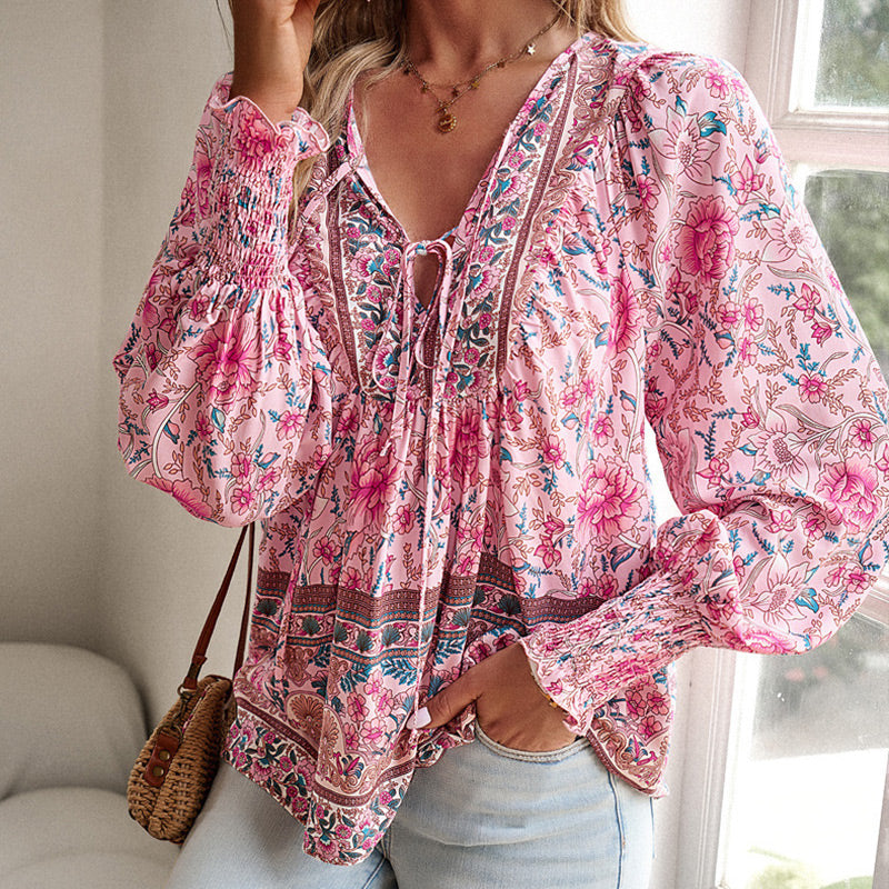 Blommig blus med boho-detaljer