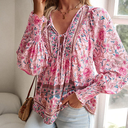 Blommig blus med boho-detaljer