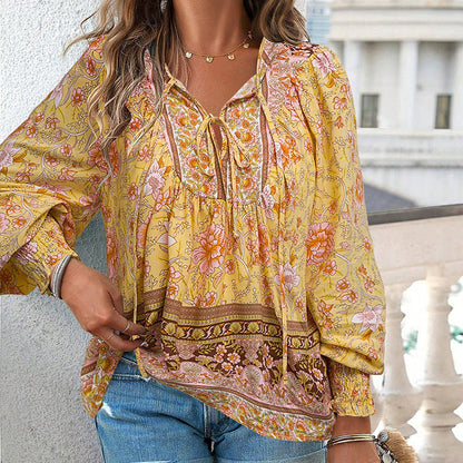 Blommig blus med boho-detaljer