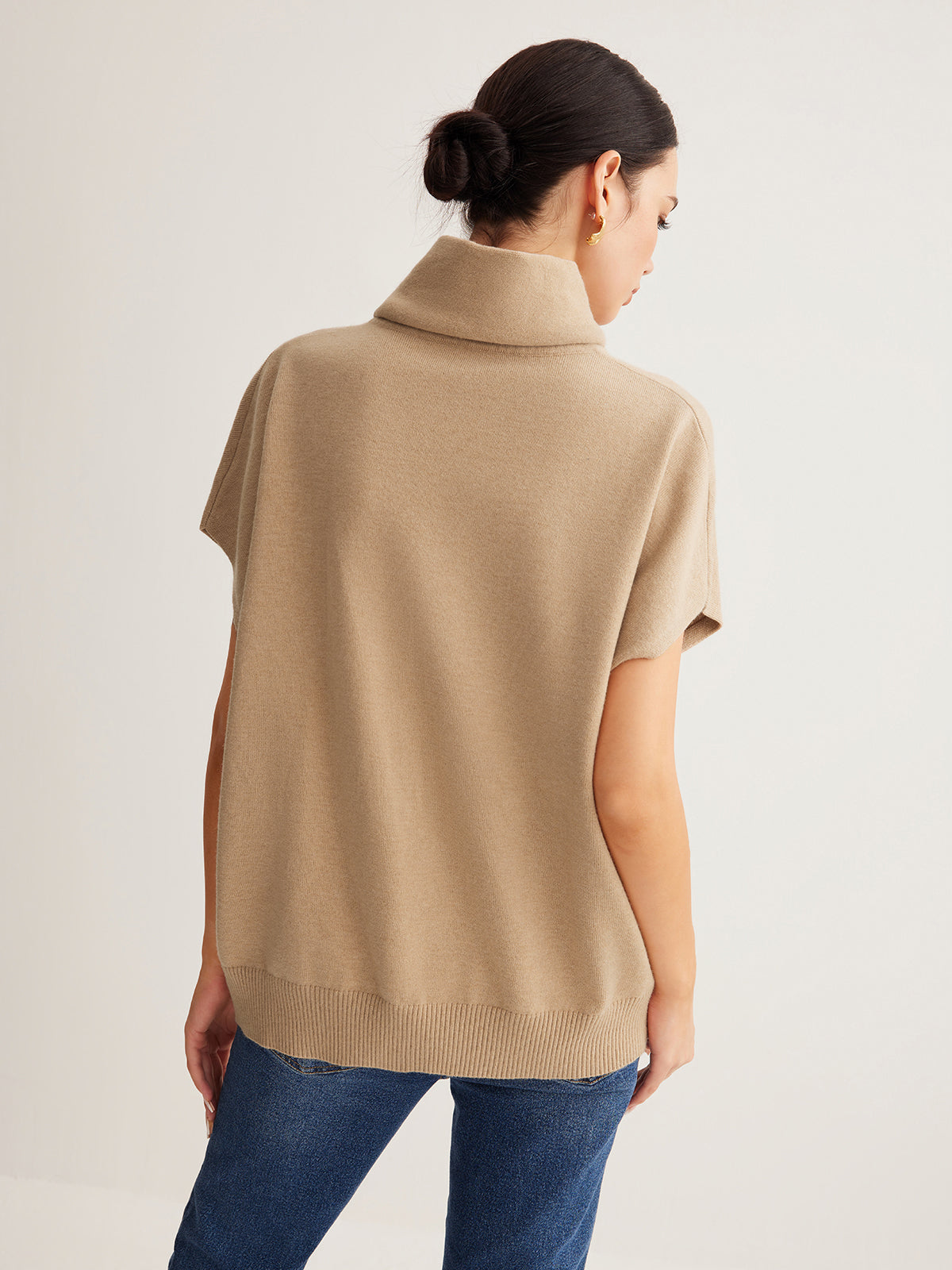 Beige turtleneck med korta ärmar för kvinnor, bakifrån.